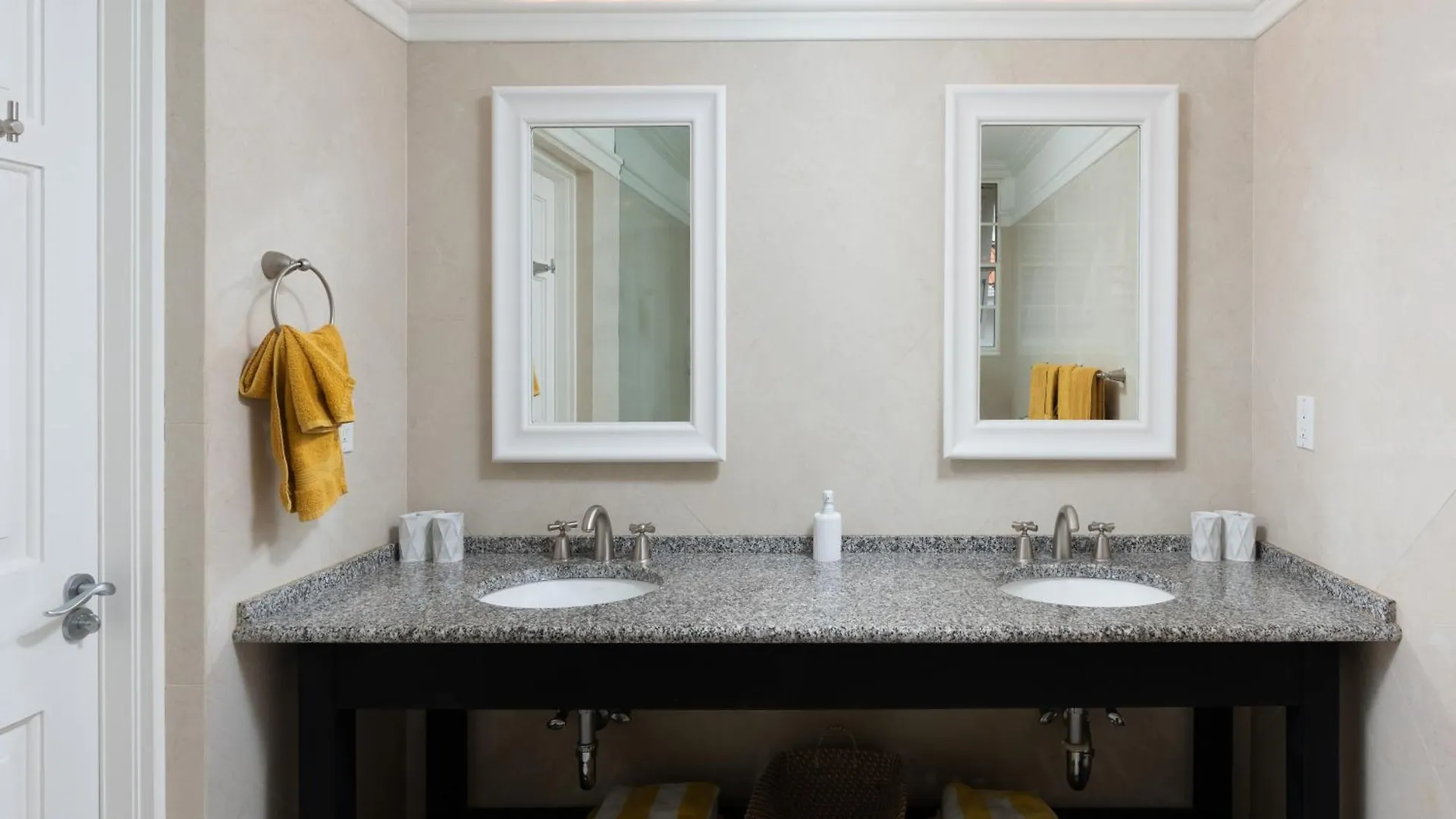 Tranquil Townhome, Close To Beach & Dining Saint James 0*,  Barbados