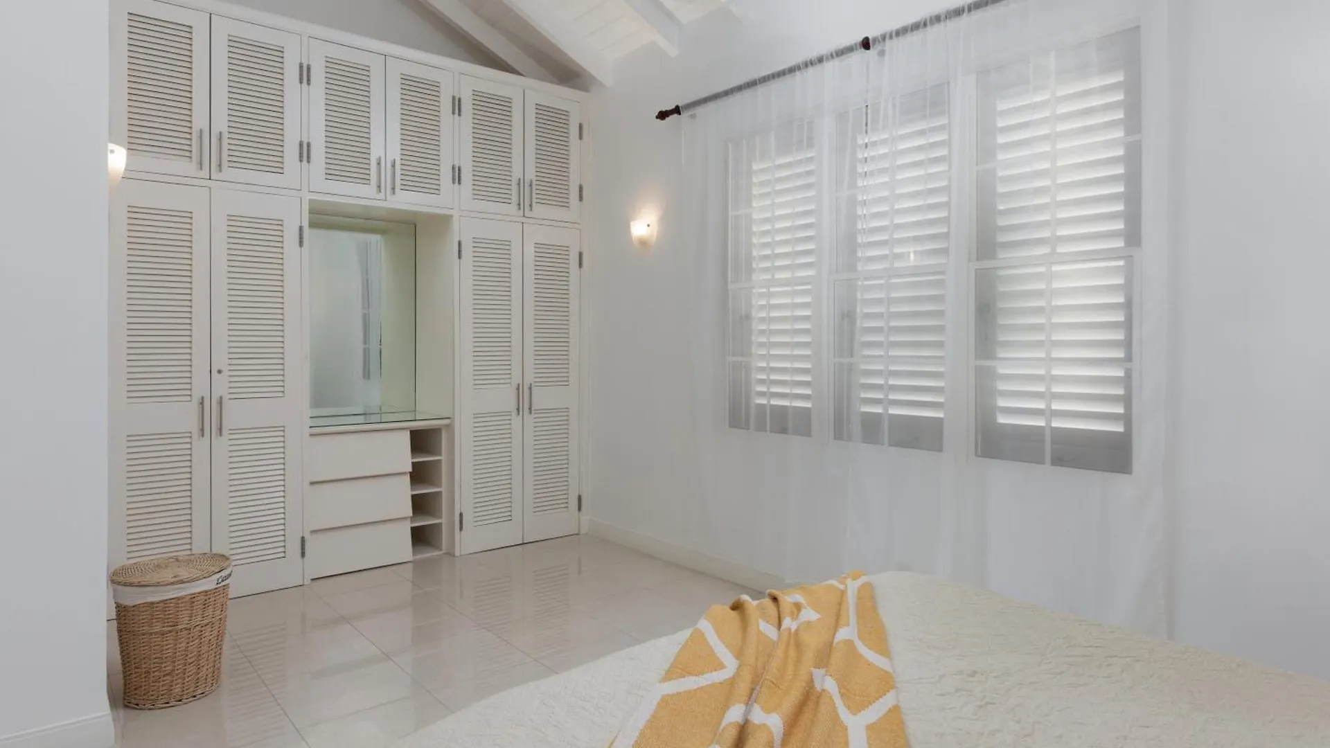 Tranquil Townhome, Close To Beach & Dining Saint James
