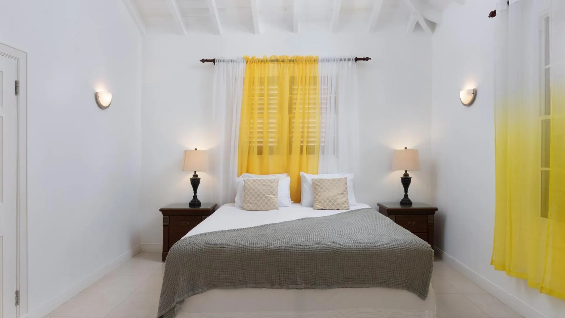 Tranquil Townhome, Close To Beach & Dining Saint James
